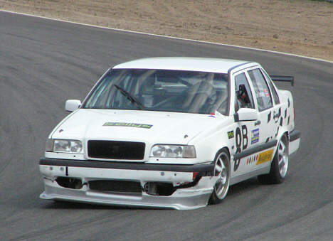 Jim Henry Borlaug havde masser af hestekræfter i sin Volvo 850 T5R, men også tilsvarende understyringsproblemer, hvilket frontsplitteren vidner om! (Foto: Motorsporten.dk)